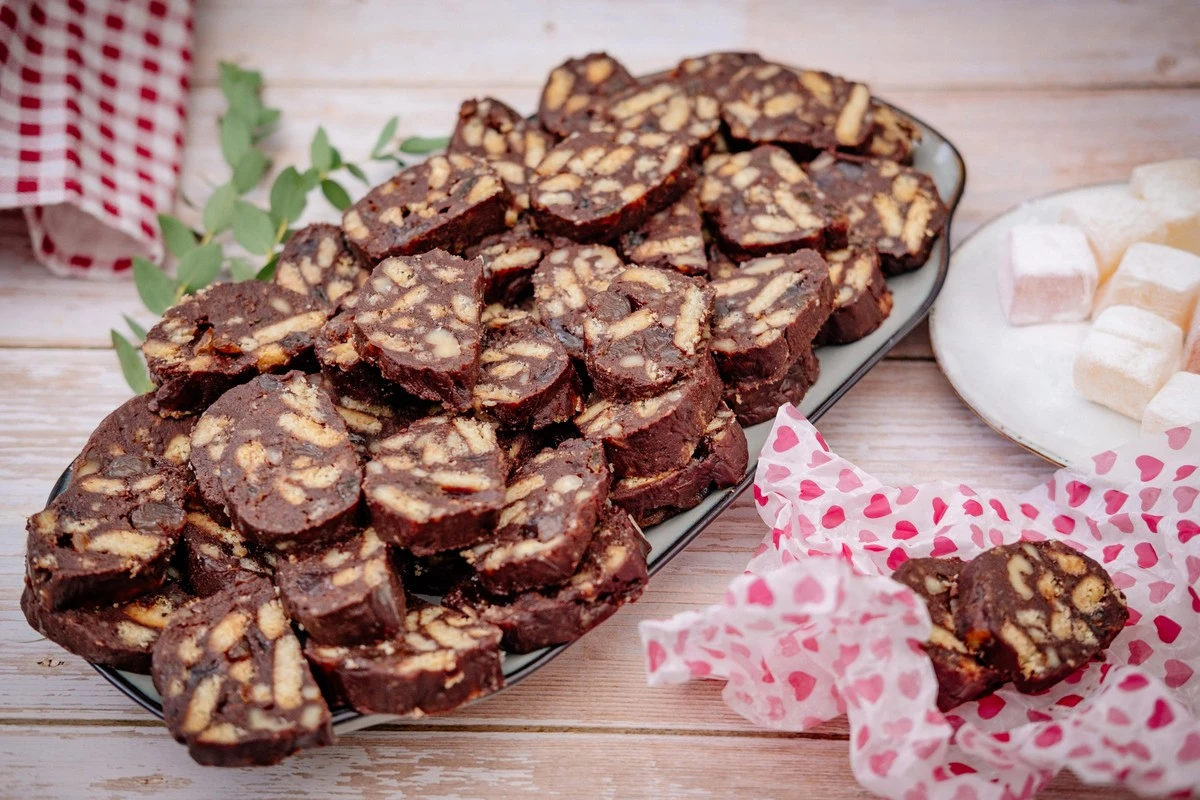 Prosty trik z herbatnikami: dlaczego warto przygotować to ciasto mozaikowe - image 1