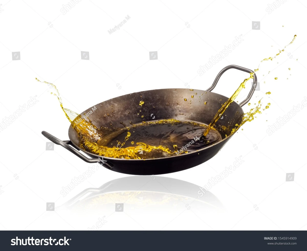 Sól na patelni: Prosty trik na pryskający olej (Zadziała!) - image 1