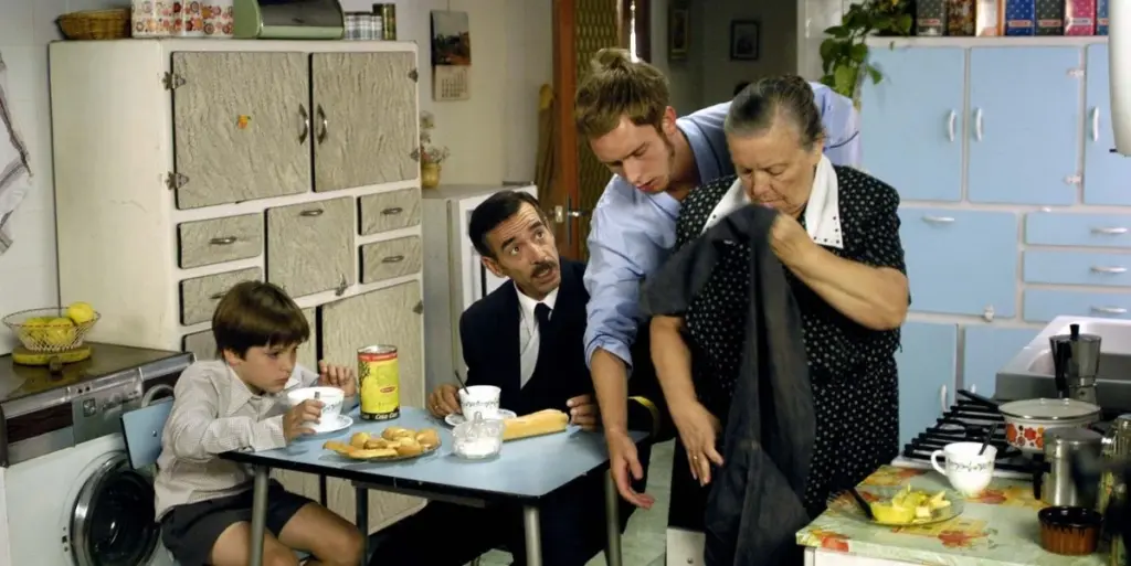 Srebrzysta cukiernica z lat 60. wraca do łask: nie wyrzucaj jej