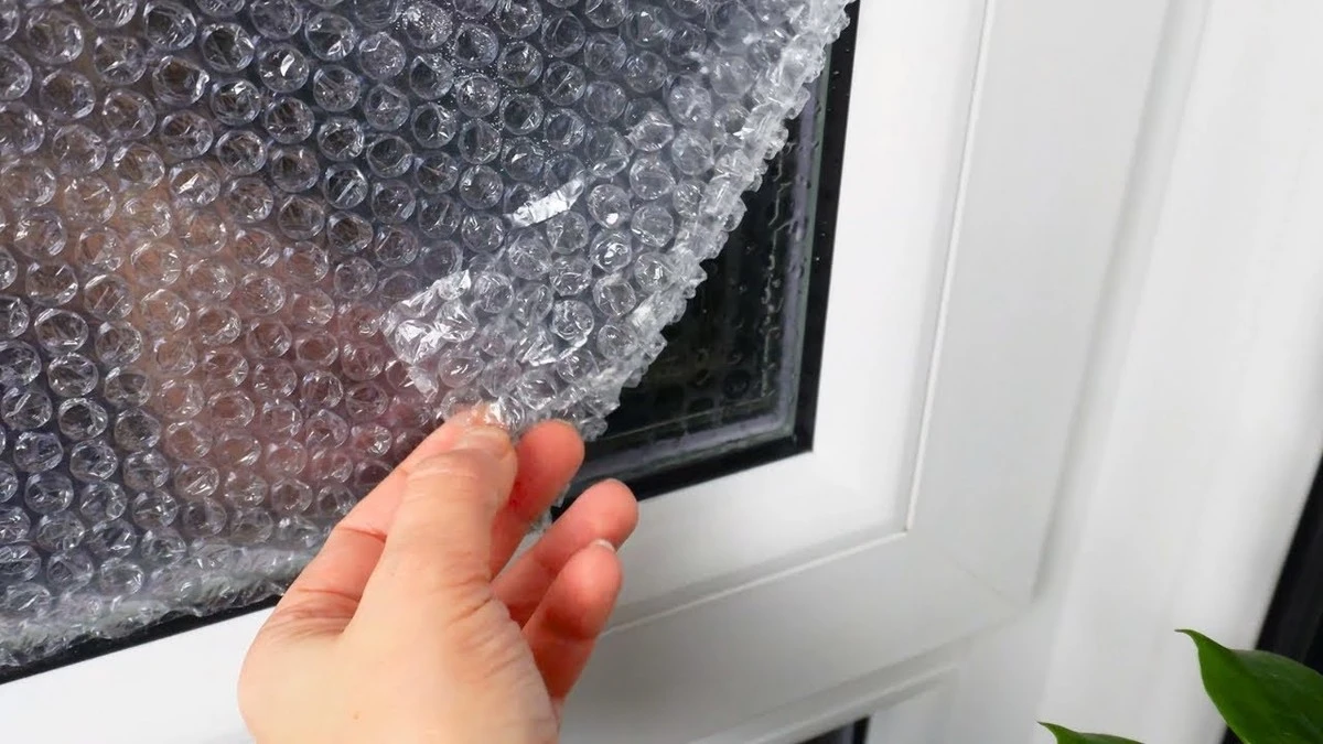 Szyba kradnie ciepło? Ten trik z folią za 5 groszy ratuje budżet - image 1