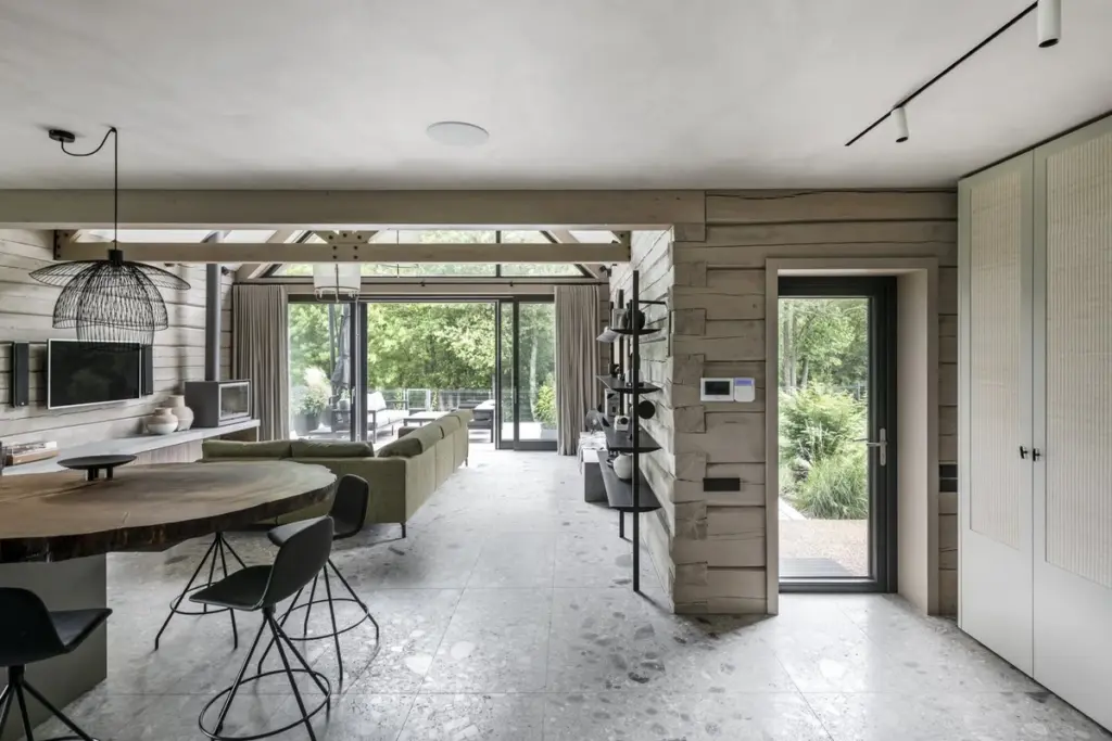 Dlaczego architekci zostawili surowe bele w tym starym domu nad rzeką