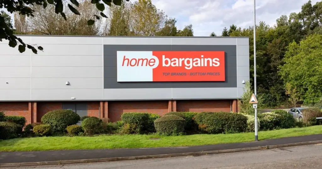 Dlaczego brytyjscy ogrodnicy wbijają w ziemię metalowe kwiaty za 10 złotych