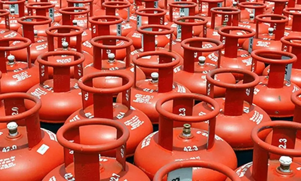 Dlaczego ceny niebieskich butli gazowych w Indiach znowu poszybowały w górę