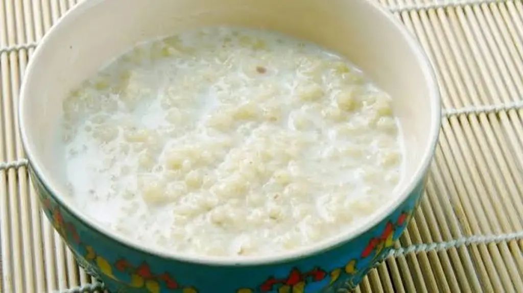 Dlaczego dietetycy coraz częściej radzą, by do porannego mleka wrzucić garść tych prostych kluseczek