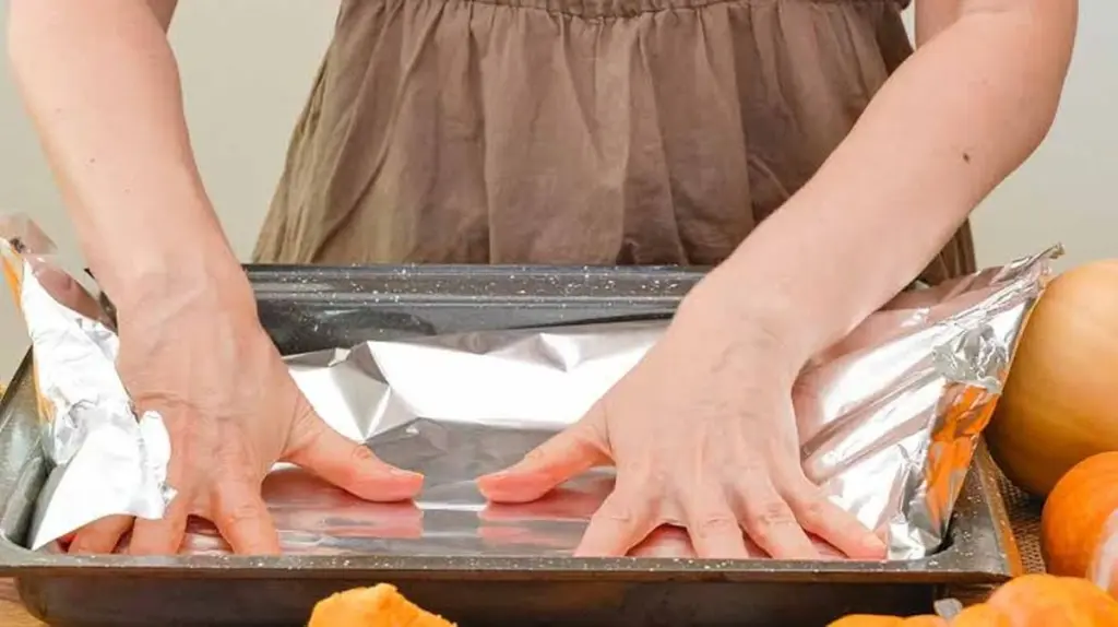 Dlaczego doświadczeni kucharze zawsze kładą folię aluminiową matową stroną do góry