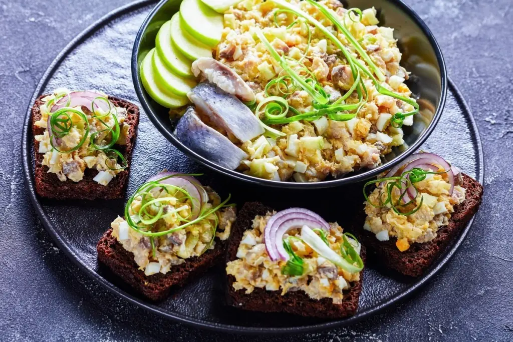 Dlaczego doświadczeni kucharze zawsze dodają kwaśne jabłko do śledzia