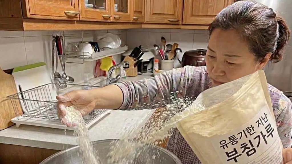 Dlaczego doświadczone gospodynie zawsze trzymają paczkę starej mąki pod zlewem