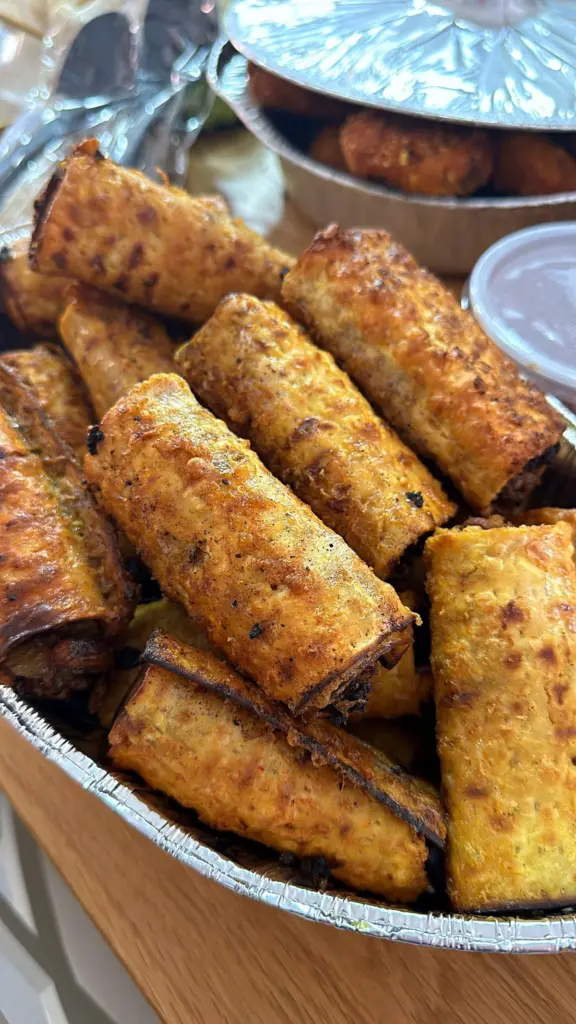 Dlaczego doświadczone gospodynie zawsze kładą mokrą ścierkę na macę przed smażeniem