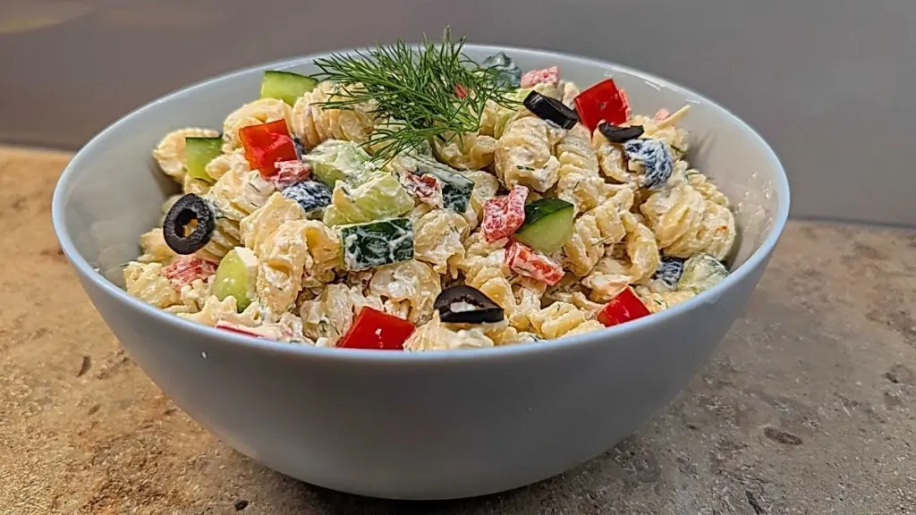 Dlaczego doświadczeni gospodarze dodają jogurt grecki do sałatki makaronowej