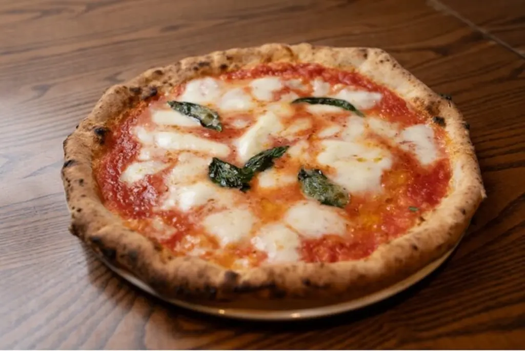 Dlaczego doświadczeni szefowie z Osaki otwierają pizzerię w starym domu nad oceanem