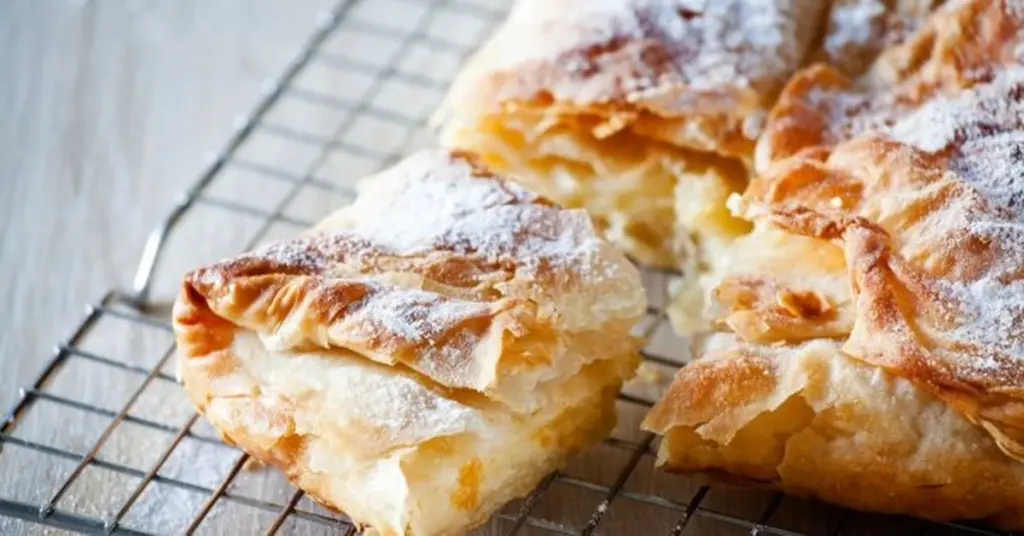 Dlaczego doświadczeni kucharze tną ciasto filo w paski przed pieczeniem sernika