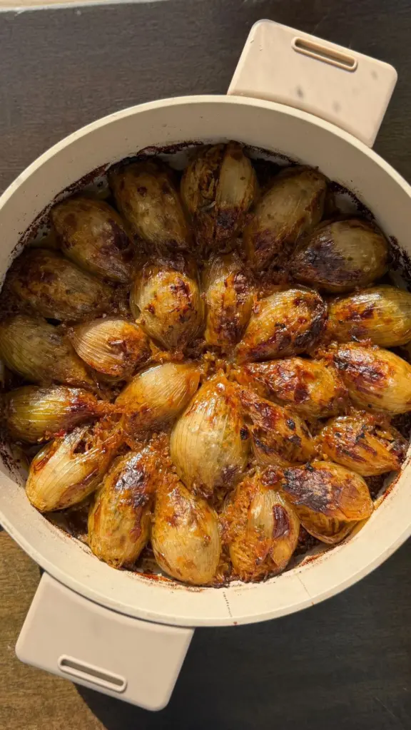 Dlaczego doświadczeni kucharze zawsze dodają syrop z granata do duszonej cebuli