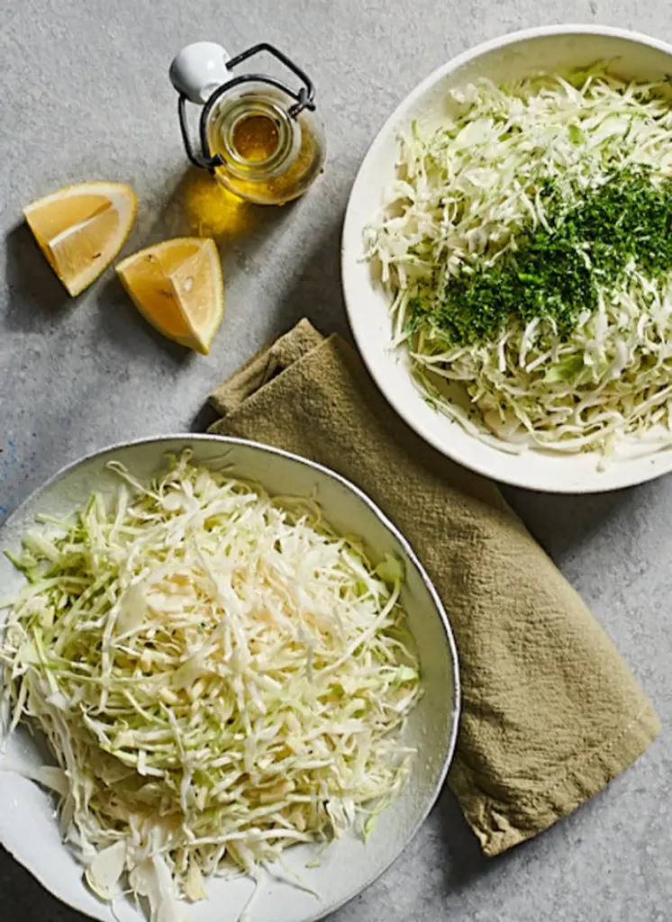 Dlaczego doświadczeni kucharze zawsze dodają łyżeczkę bulionu do surówki z kapusty