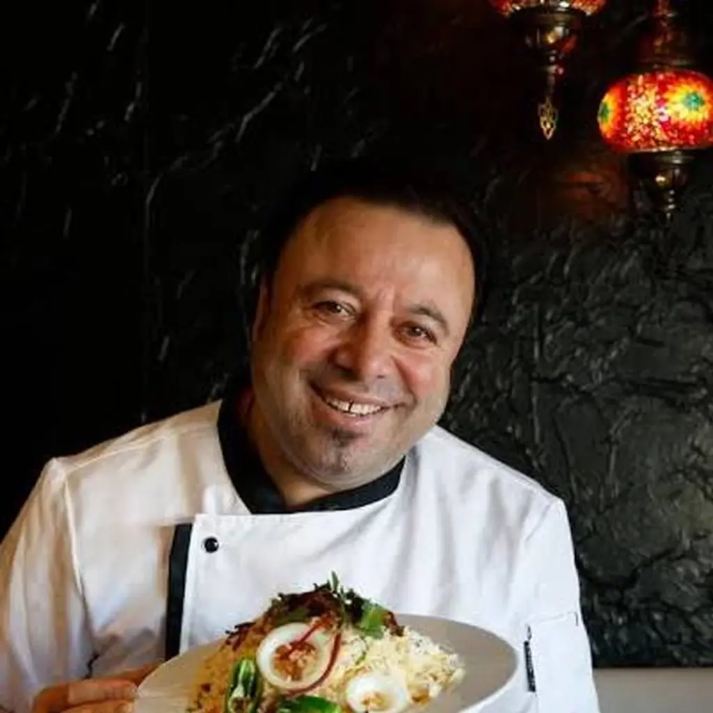 Dlaczego doświadczeni szefowie kuchni wrzucają ziarna gorczycy na gorący olej