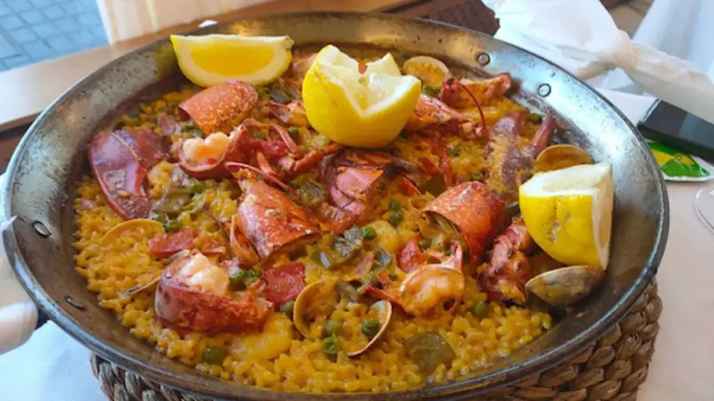 Dlaczego doświadczeni kucharze zawsze smażą ryż przed gotowaniem