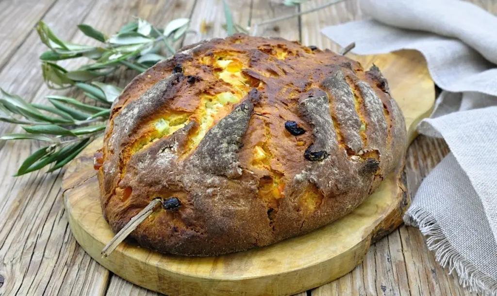 Dlaczego doświadczeni piekarze z Como zawsze wkładają gałązkę oliwną do środka ciasta