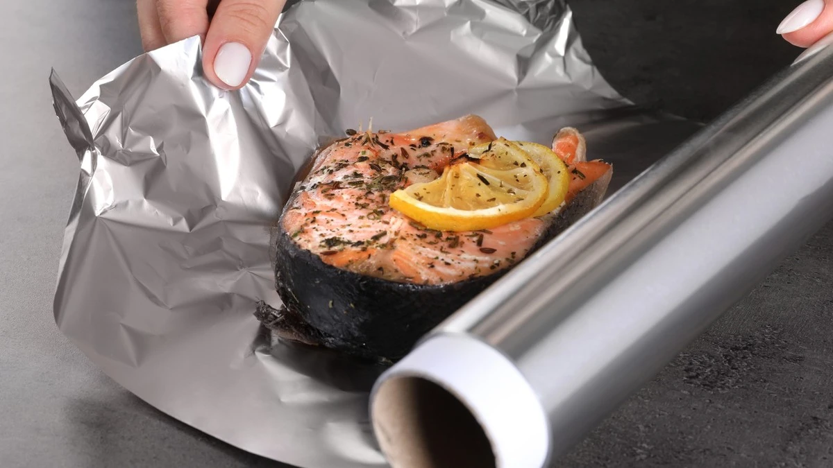 Dlaczego doświadczeni kucharze zawsze kładą folię aluminiową matową stroną do góry - image 1