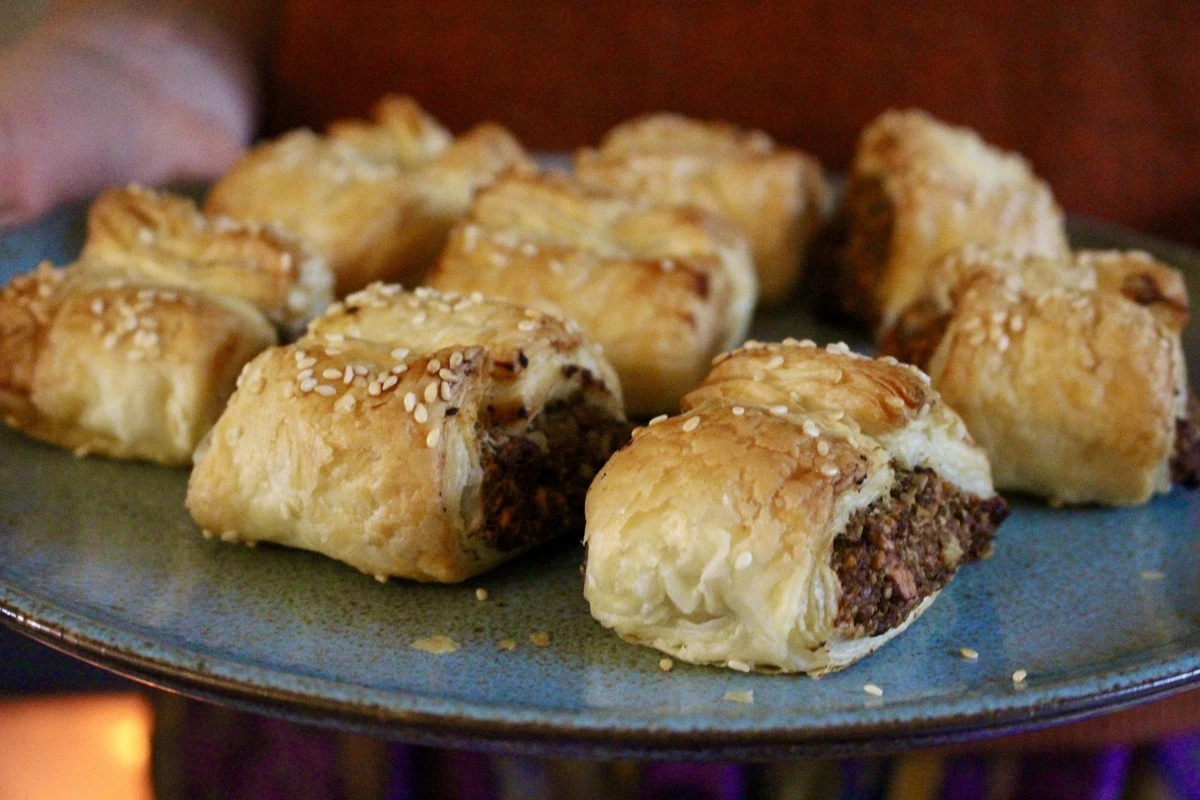 Dlaczego doświadczeni kucharze zawsze podsmażają grzyby przed pieczeniem ciasta francuskiego - image 1