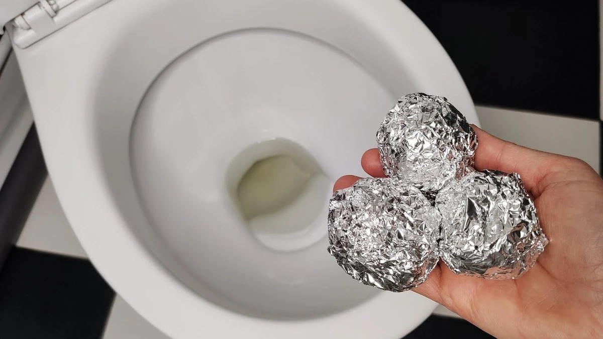 Dlaczego doświadczone gospodynie zawsze trzymają kulkę folii aluminiowej w łazience - image 1
