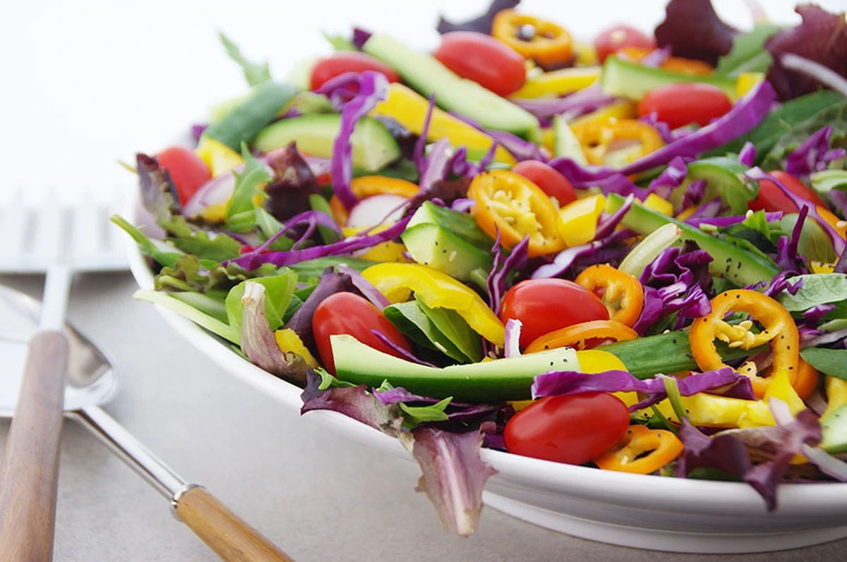 Dlaczego doświadczone gospodynie dodają odrobinę soku z cytryny do sałatki z paluszków krabowych - image 1