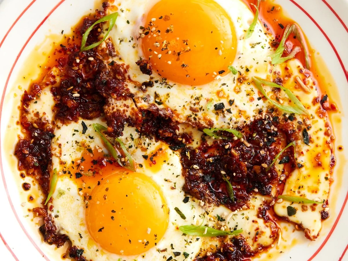 Dlaczego doświadczeni kucharze dodają łyżkę konfitowanego czosnku na patelnię - image 1