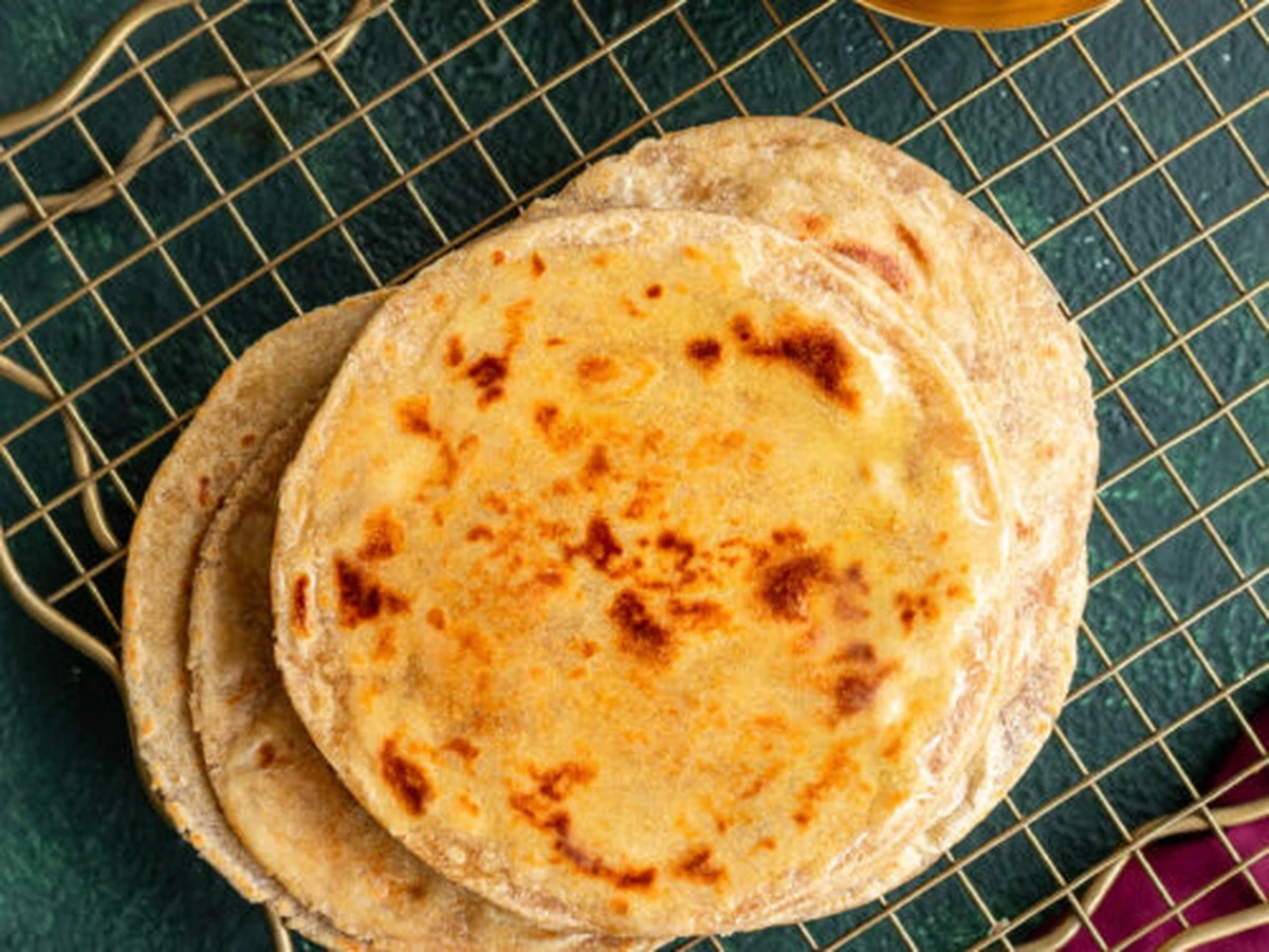 Dlaczego doświadczeni kucharze zawsze dodają łyżkę masła klarowanego do twardego ciasta - image 1