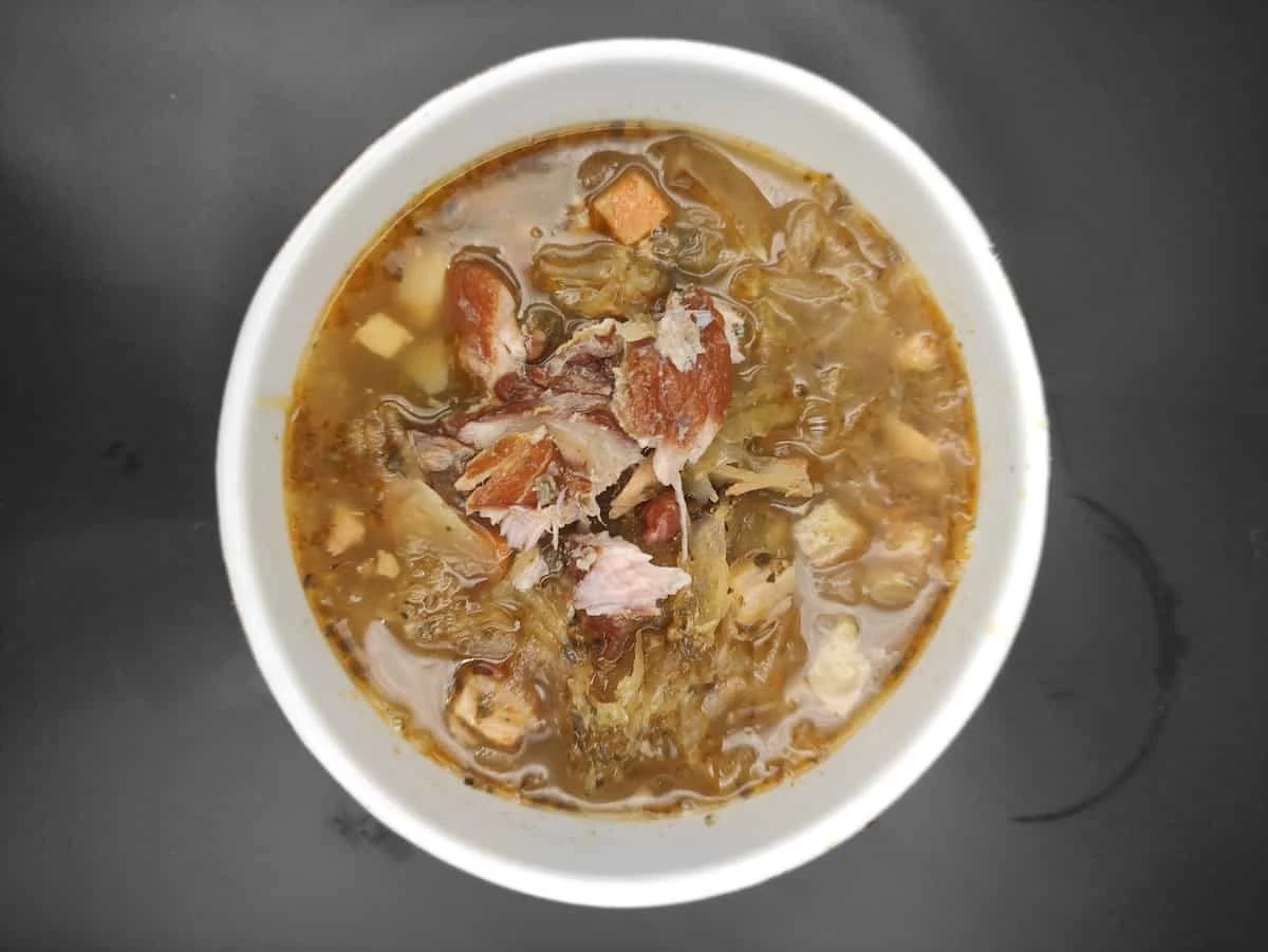 Dlaczego doświadczone gospodynie zawsze dolewają sok z kapusty do gotującej się zupy - image 1