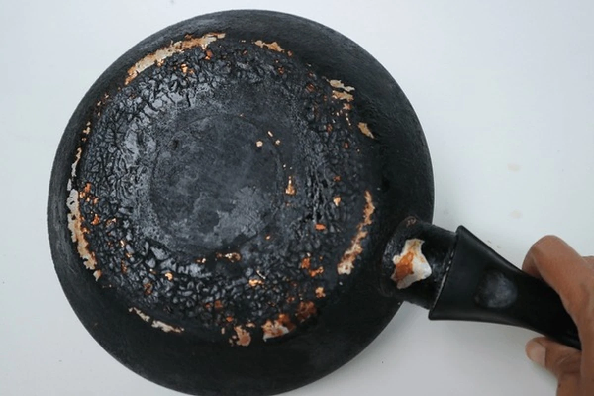 Dlaczego doświadczeni kucharze obkładają spód patelni chusteczkami z octem - image 1