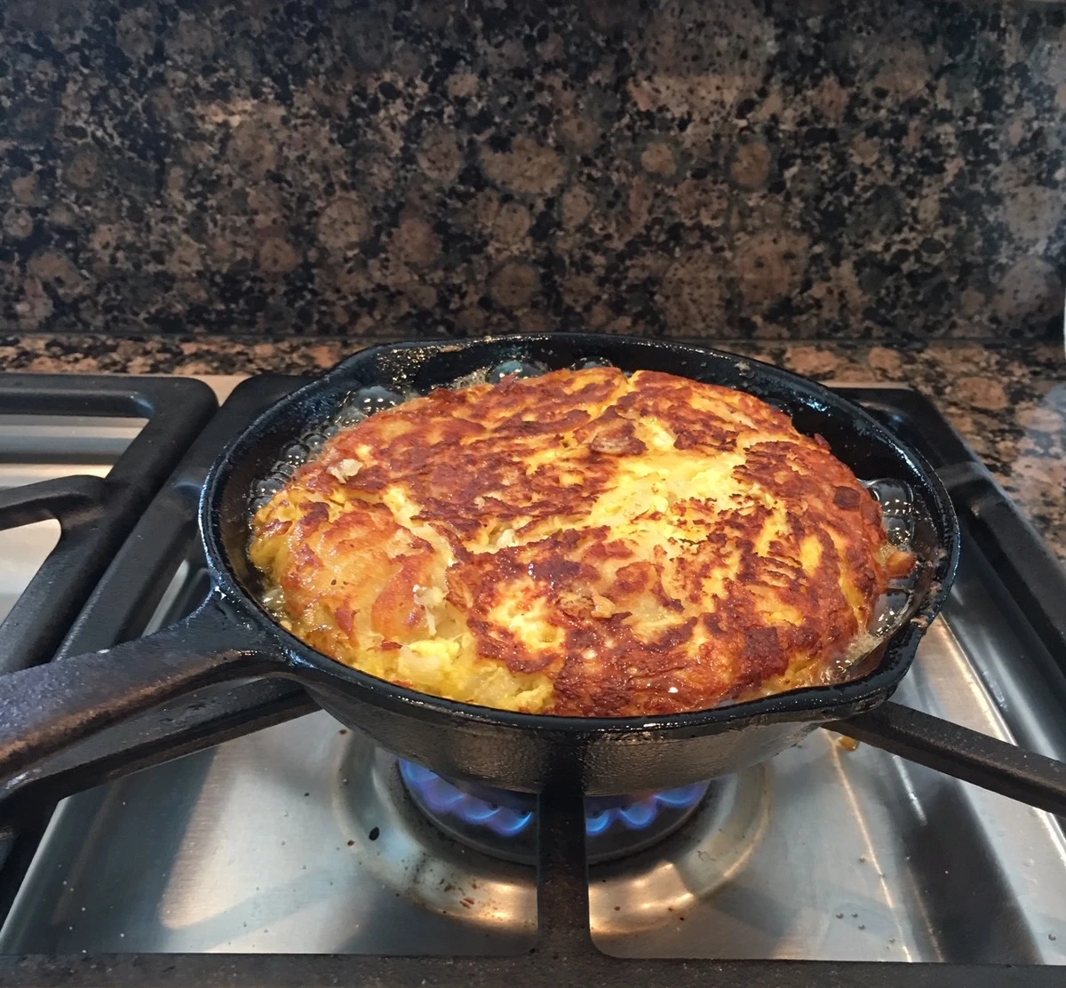 Dlaczego doświadczeni kucharze zawsze lekko potrząsają patelnią przed podaniem tortilli - image 1