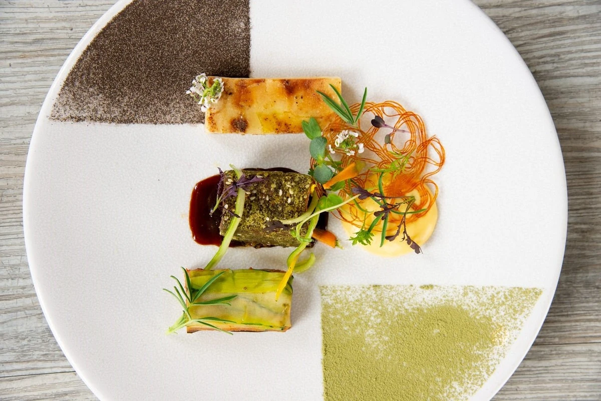 Dlaczego doświadczeni szefowie kuchni coraz częściej serwują „brzydką sałatę” zamiast ekskluzywnych steków - image 1