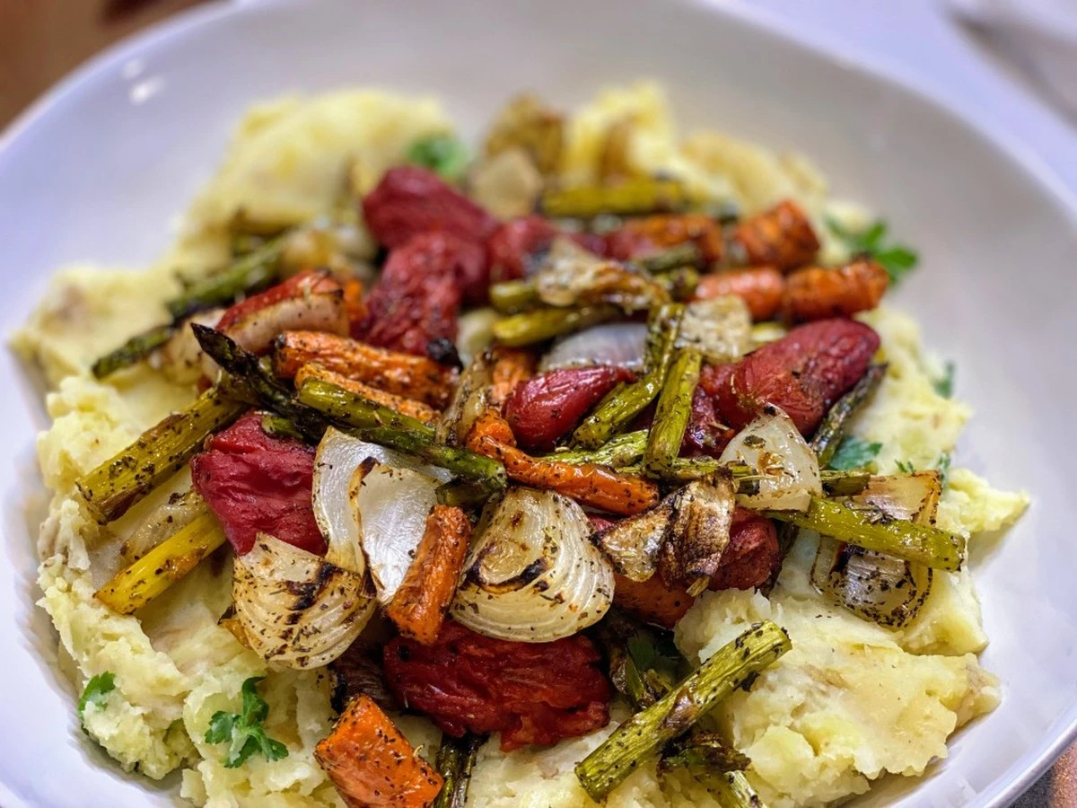 Dlaczego doświadczeni kucharze zawsze przypalają pomidory przed podaniem obiadu - image 1