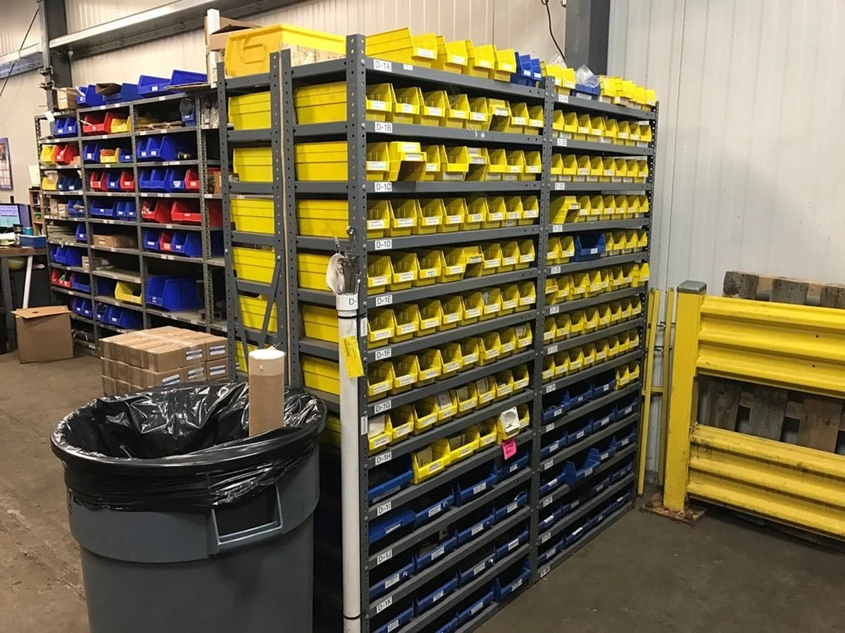 Dlaczego doświadczeni majstrowie trzymają w garażu 12 identycznych czerwonych pudełek - image 1