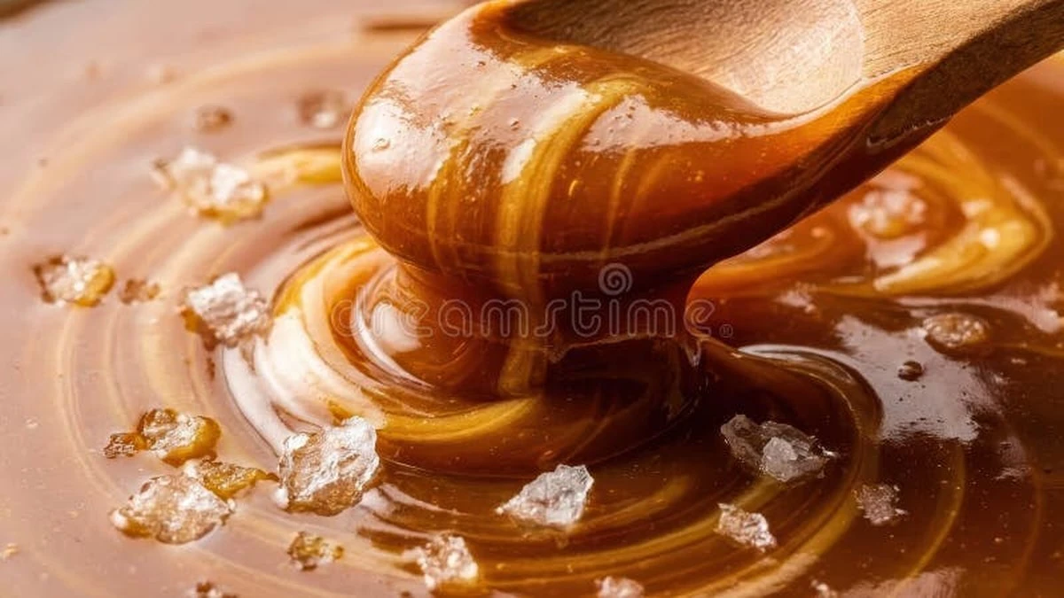 Dlaczego doświadczeni cukiernicy dodają szczyptę soli morskiej do domowego karmelu - image 1