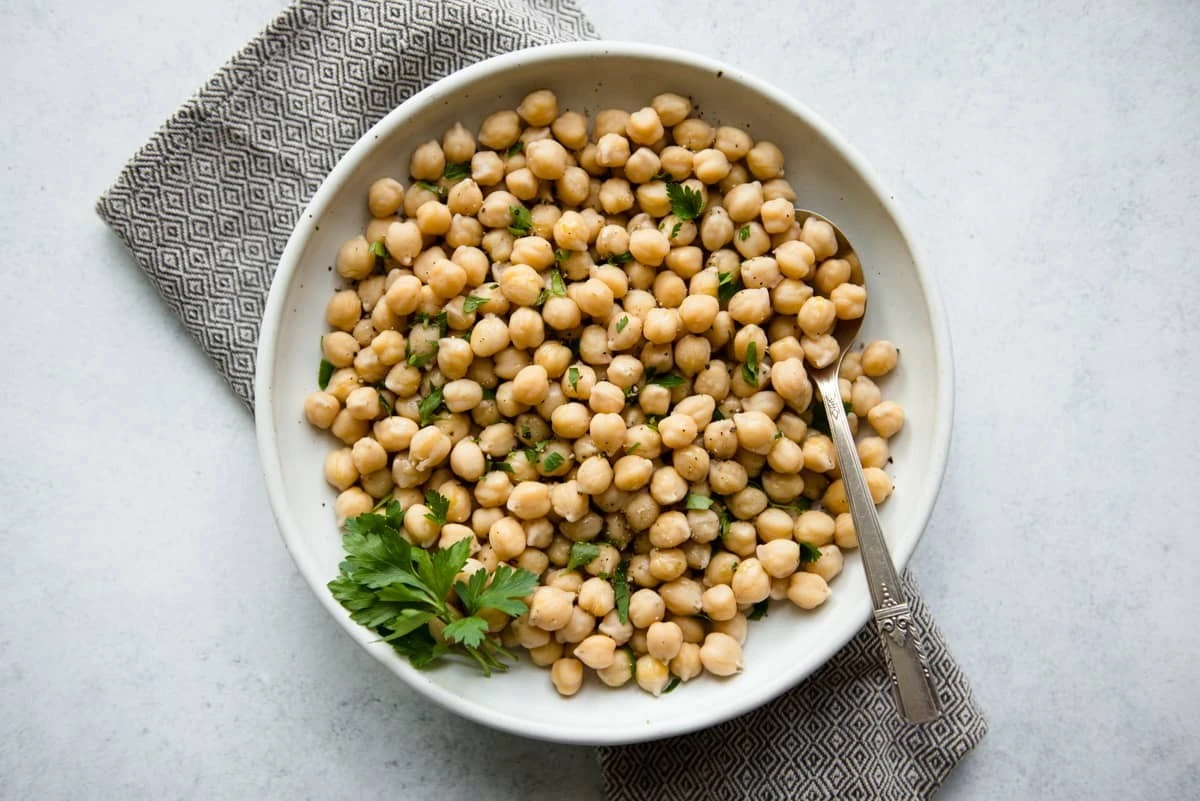 Dlaczego doświadczeni kucharze wrzucają woreczek herbaty do garnka z ciecierzycą - image 1