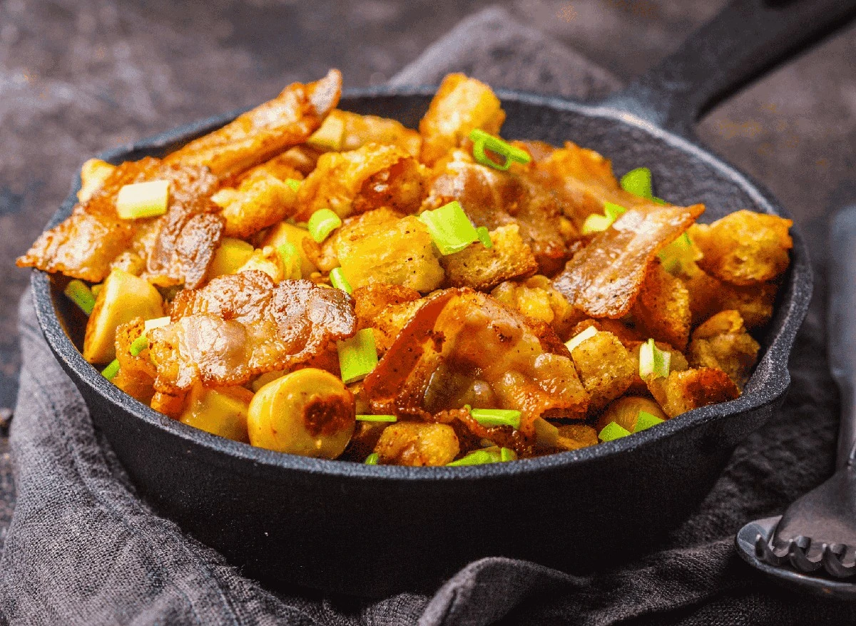 Dlaczego doświadczeni kucharze zawsze skrapiają czerstwy chleb wodą przed smażeniem - image 1