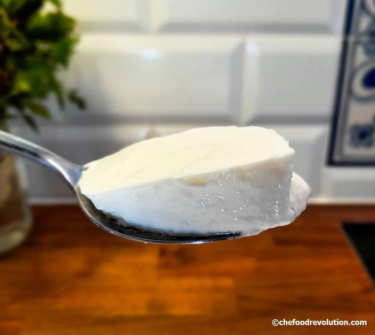 Dlaczego doświadczone gospodynie smarują dno miski jogurtem przed wlaniem mleka - image 1