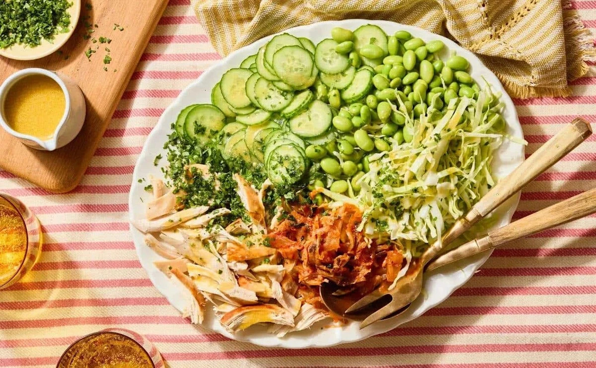 Dlaczego doświadczeni kucharze zawsze dodają łyżeczkę bulionu do surówki z kapusty - image 1