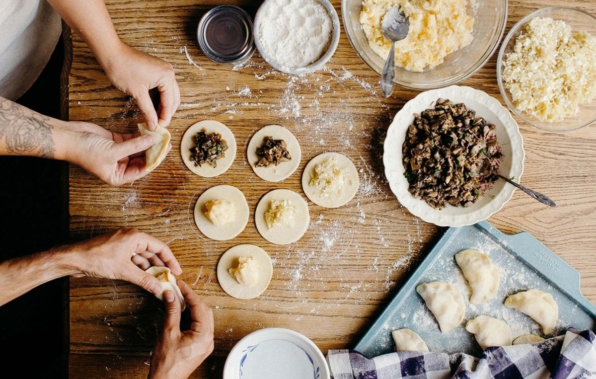 Dlaczego doświadczeni kucharze zawsze trzymają gotowe pierogi w lodowatej kąpieli - image 1