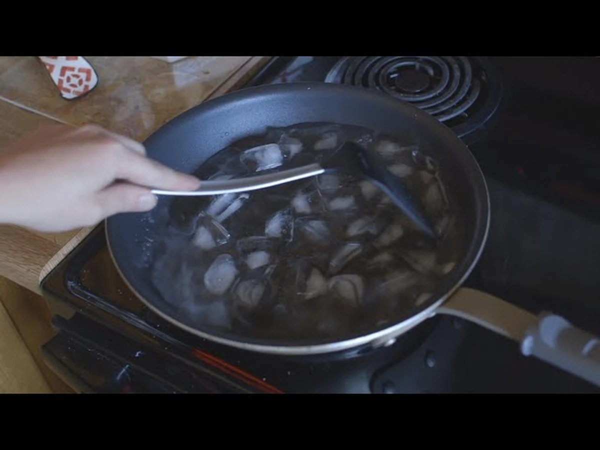 Dlaczego doświadczeni kucharze kładą kostkę lodu na gorącą patelnię - image 1