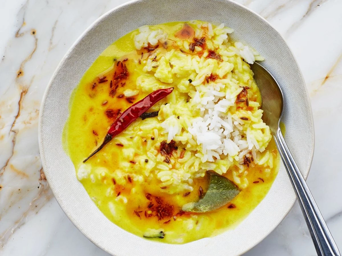 Dlaczego doświadczeni kucharze dodają szczyptę cukru do wytrawnego sosu jogurtowego - image 1