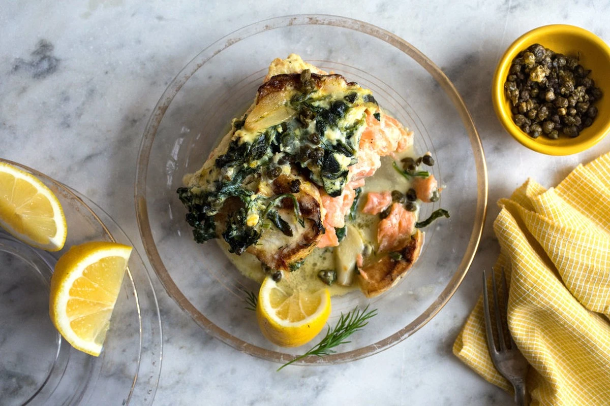 Dlaczego doświadczeni kucharze kładą łososia na zapiekankę w ostatniej chwili - image 1