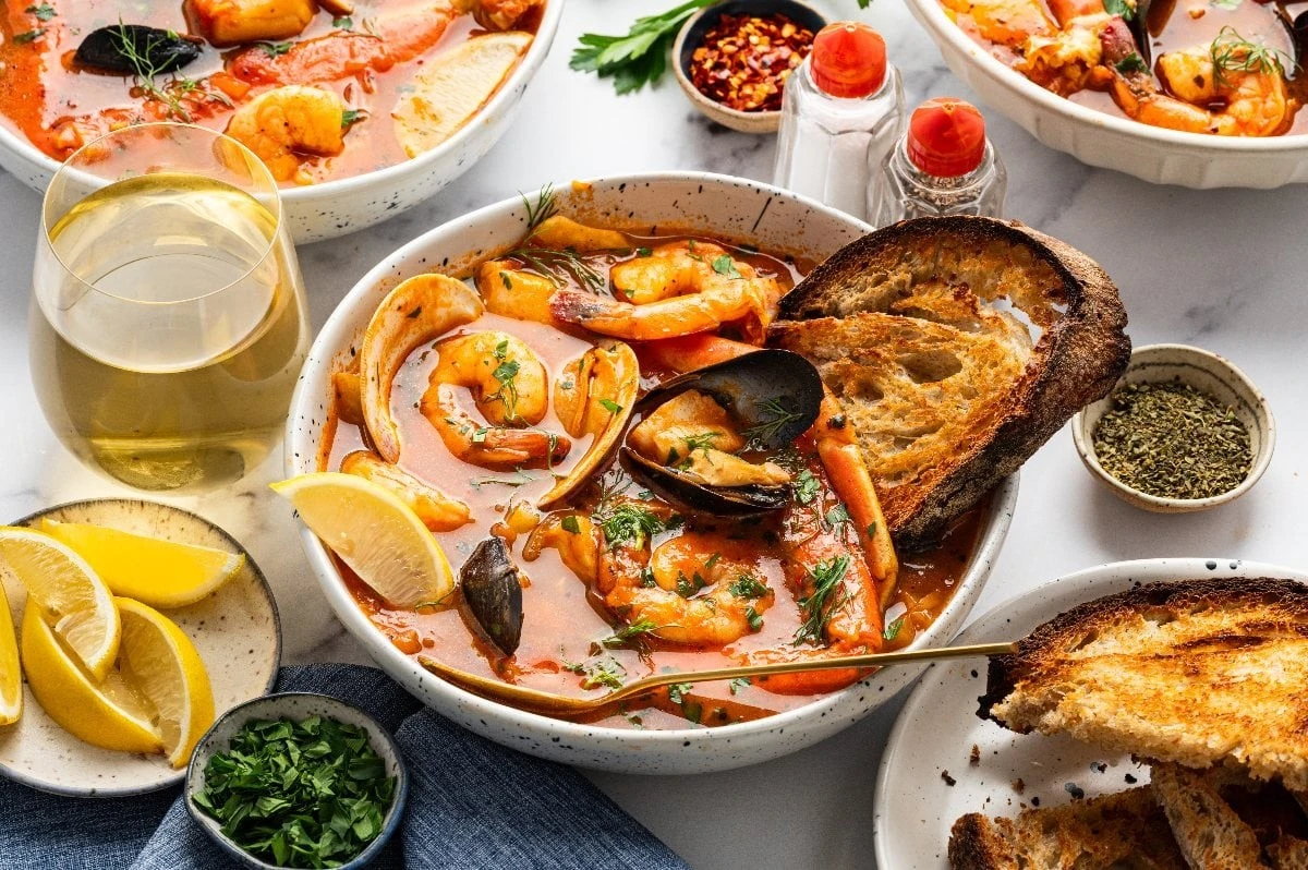 Dlaczego doświadczeni kucharze zawsze pocierają chleb czosnkiem przed podaniem zupy rybnej - image 1