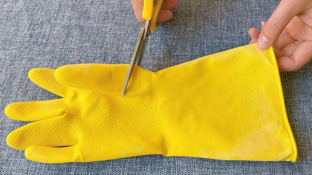 Dlaczego doświadczone gospodynie zawsze tną stare gumowe rękawice przed włożeniem ich do szafy - image 1