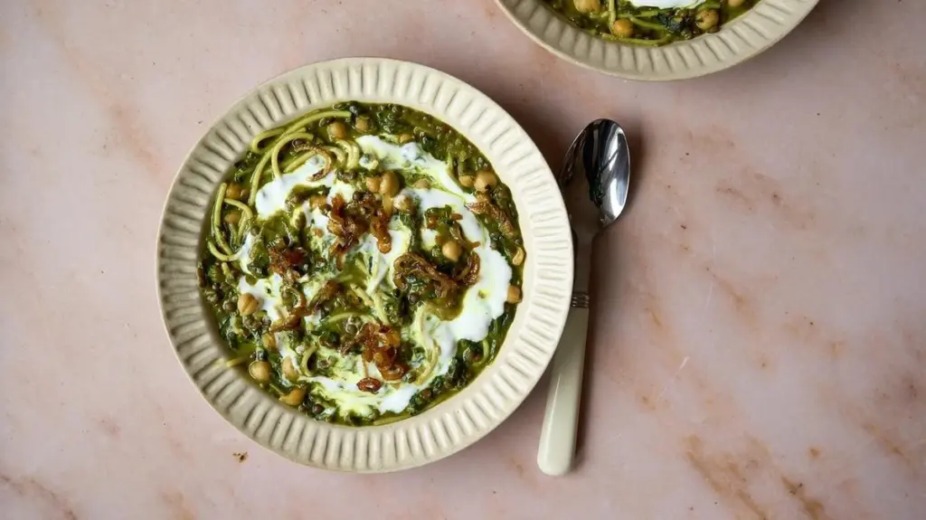 Dlaczego do tej perskiej zupy warto dodać dwa razy więcej ziół niż podaje przepis