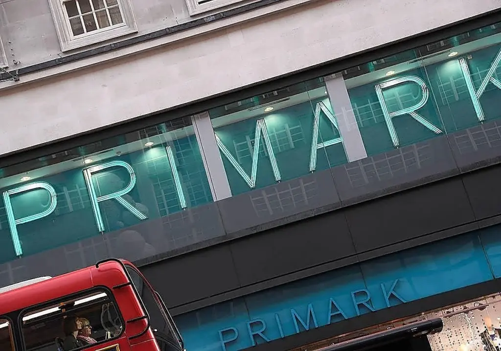 Dlaczego fani designu polują w Primark na te niebieskie talerze z motywem granatu