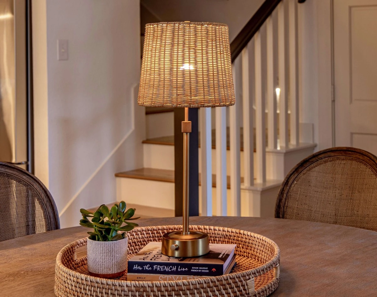 Dlaczego fani designu masowo kupują tę bezprzewodową lampę z plecionki - image 1