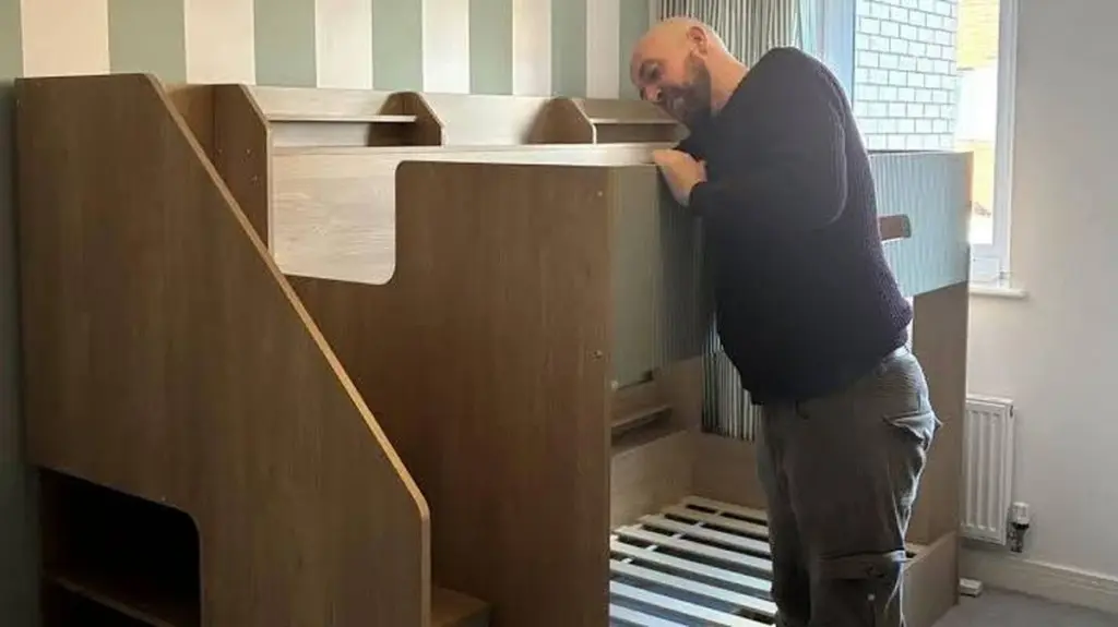 Dlaczego finansista rzucił pracę w biurze, by składać meble z paczek