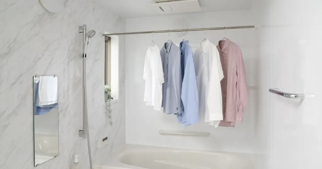 Dlaczego Japończycy montują w łazienkach ten sufitowy panel zamiast suszarki