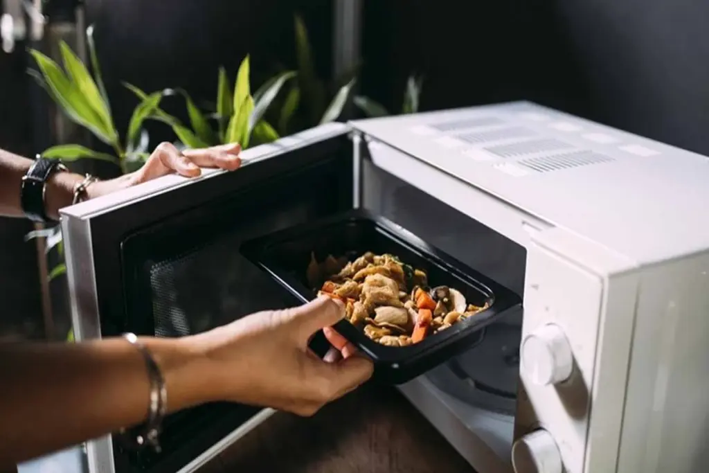 Dlaczego jedzenie z lodówki traci smak po podgrzaniu? Popełniasz te cztery błędy