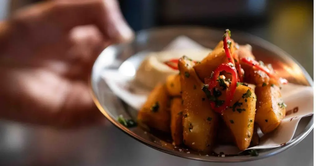 Dlaczego kucharze w Glasgow rezygnują z tradycyjnego menu na rzecz talerzyków do dzielenia się